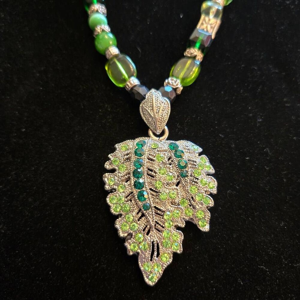Green Glass Bead Rhinestone Leaf Necklace Silver Tone Finishings